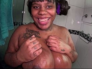 A novinha BBW chegou e Ted j&aacute_ faz teste drive no banheiro - Mary Luh