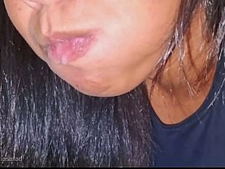 Me flagrou batento uma e n&atilde_o resistiu, me pediu pra gozar na boca antes dos pais chegarem em casa, gulosa pra engolir minha porra novinha safada da boca gostosa