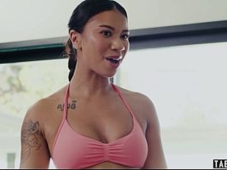 Hot ebony Ameena Green doing her workout on a sexy latina trannys huge dick