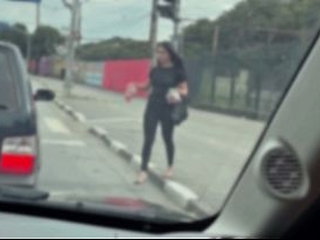 Chamamos a menina vendedora de bala do Farol ! Pra ser atriz porn&ocirc_ e foder gostoso dentro do nosso carro ! A novinha de 19 anos aceito e fodemos gostoso ela at&eacute_ ela gozar gostoso
