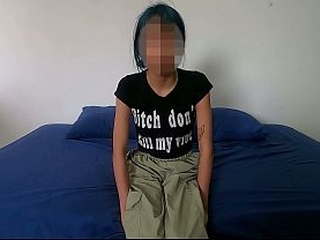Hermosa jovencita de cabello azul folla hasta obtener semen en la carita