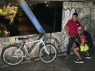 ciclista dando pro maloka na passarela