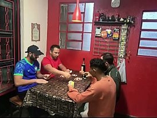 JOGO DE BARALHO ENTRE AMIGOS VIRA SURUBA E ORGIA