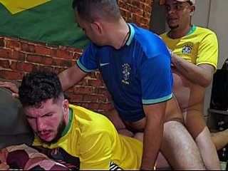 Trepando com os colegas durante transmiss&atilde_o do jogo de futebol da Sele&ccedil_&atilde_o brasileira