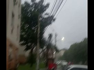 Fudendo na chuva  ME fudendo na chuva enquanto fico todo molhado