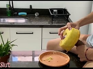 Minha Madrasta Flagra Eu Me Masturbando Com Bolo Que Ela fez Para Meu Pai, Ela Me Castiga Com Sexo Bem Hardcore (VIDEO COMPLETO NO RED)